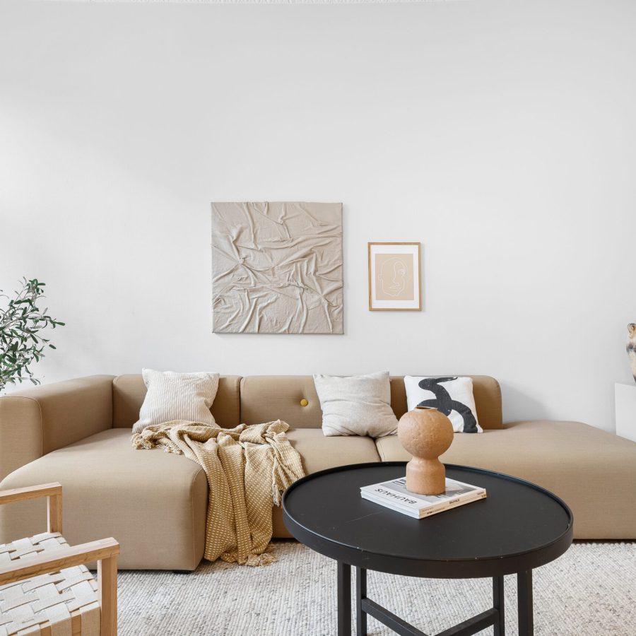 Ästhetisches hell eingerichtetes Wohnzimmer in einer schönen Wohnung.