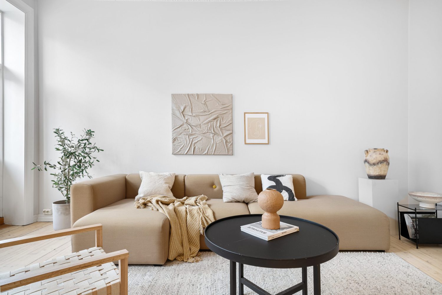 Ästhetisches hell eingerichtetes Wohnzimmer in einer schönen Wohnung.