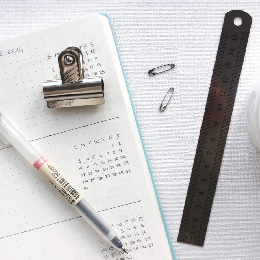 Ein Kalender mit Stift liegt aufgeschlagen auf dem Tisch