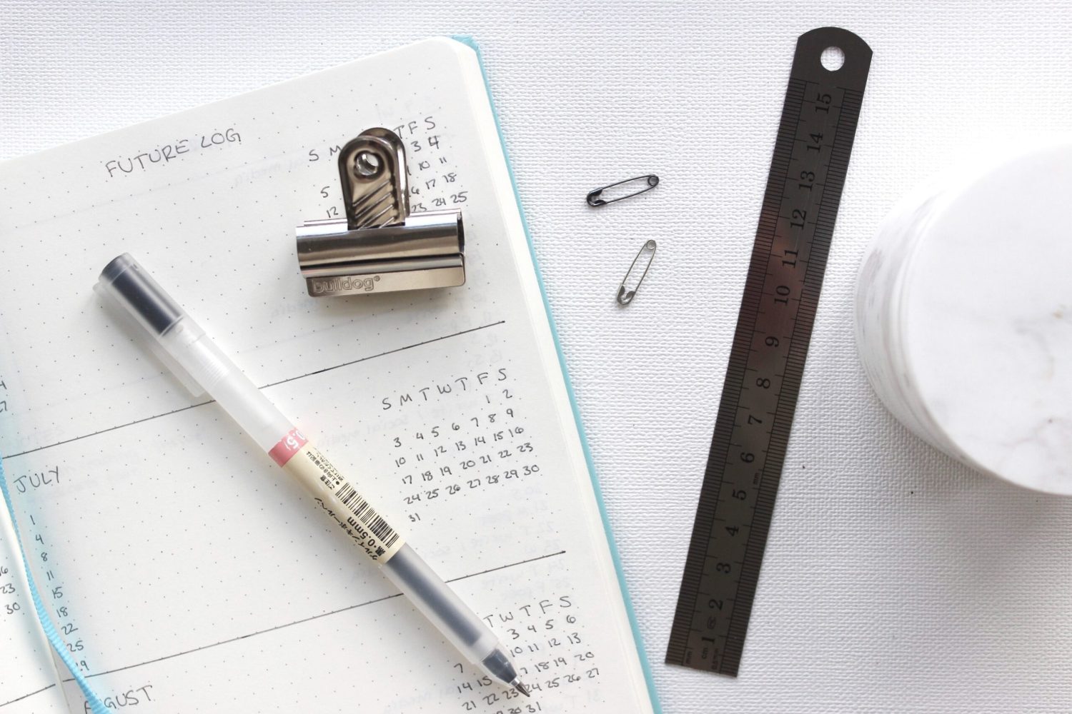 Ein Kalender mit Stift liegt aufgeschlagen auf dem Tisch